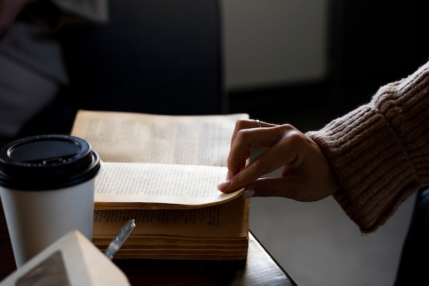 汽车显示abs和刹车灯一直亮是什么原因